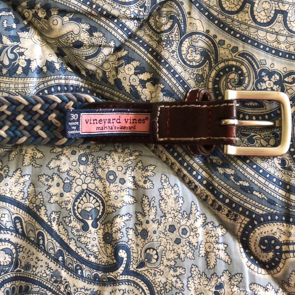 Vineyard vines woven belt.